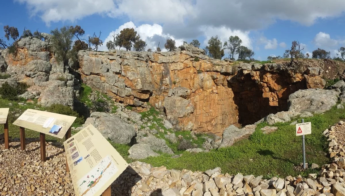 Jingemia Cave Image